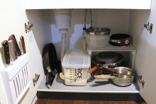 物が散らかっていて、膝をついて探すのが大変!