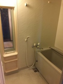 深くて小さい浴槽は窮屈、お年寄りや子供にも危ない!