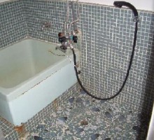 狭いうえ、寒さやタイルの冷たさがヒートショックの原因に!