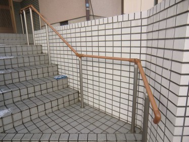 介護保険制度を使ってお得にリフォーム　室内外手すり工事