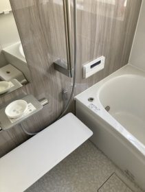 シンプルカラーの浴室（新居浜市）