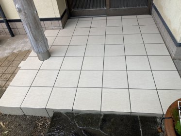 外観に馴染んだ玄関ポーチ（新居浜市）