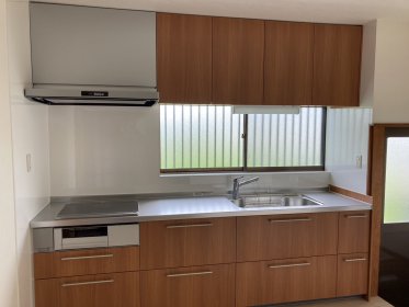 お手入れラクラク明るいシステムキッチン（新居浜市）