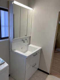 清潔感のある明るい洗面脱衣所（新居浜市）