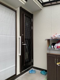 断熱性能と意匠性と機能性を兼ね備えた勝手口（西条市)