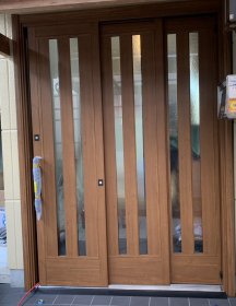 和風の外壁にあった玄関ドア（四国中央市）