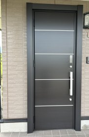 カバー工法で玄関ドア取り替えを（四国中央市）