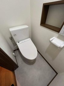 長年使ったトイレを内装も変えてオート洗浄のトイレへ！！