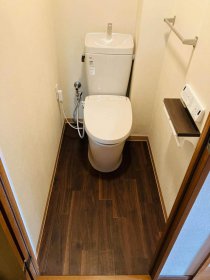 床とアクセサリーの色合わせで素敵なトイレ空間　町田市T様邸