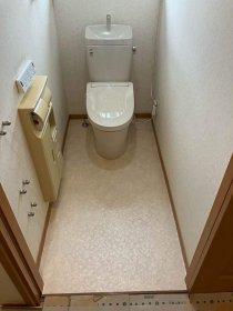 トイレ交換と一緒に床貼替もし明るい空間へ　八王子市M様邸