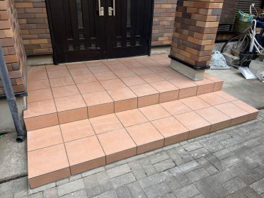 【本庄市　玄関タイル貼替リフォーム】とても綺麗になりました！