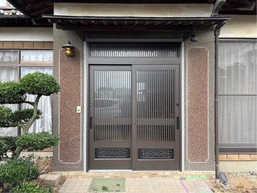【上里町　玄関リフォーム】重厚感とスムーズな操作性を両立！