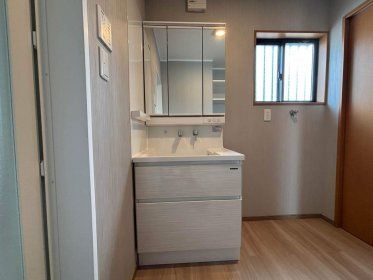 【伊勢崎市　洗面室リフォーム】稼働棚で収納力アップ！