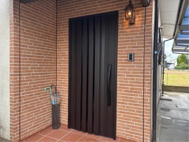 【上里町　玄関交換リフォーム他】玄関廻りが豪華になりました！