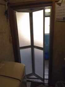 【寄居町　浴室ドア交換リフォーム】無事に新規ドアに交換！