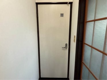 【上里町　トイレドアリフォーム】白が映える扉へ