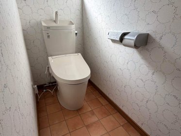 【上里町　トイレリフォーム】クロスも素敵な仕上がりに！