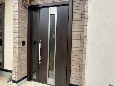 【本庄市　玄関ドアリフォーム】出入り口も広くなり嬉しいです！