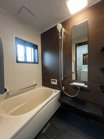 「思い描いた以上にお洒落で暖かいお風呂に」関市の浴室・洗面所