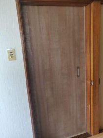 出入りしやすい！開き戸から引戸のドアに交換|岩手県盛岡市