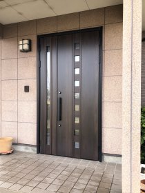 北風の影響で曲がった玄関を交換｜浜松市浜名区
