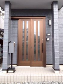 外観の印象が変わる玄関ドアリフォーム工事｜浜松市浜名区