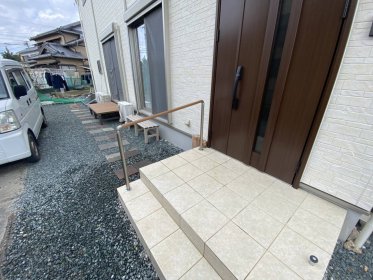 転倒リスクを軽減！玄関ポーチ手すり設置｜浜松市浜名区