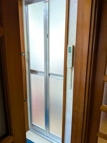 割れた築32年の浴室折れ戸交換｜浜松市浜名区
