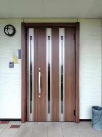 日差しで色褪せ剥がれた玄関ドア交換｜浜松市浜名区