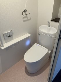 手すりも内装も新しく◎トイレのリフォーム　名古屋市熱田区