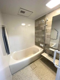 お孫さんと一緒でも安心。すべりにくく温かいサザナの浴室/棚倉