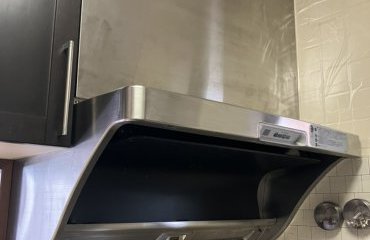 施工前の深型レンジフードです。