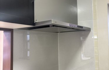施工後のノーリツ製クララ、スリム型レンジフードです。