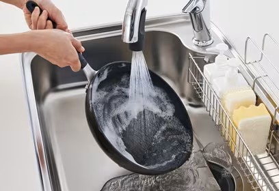 サッと汚れを流す “ひろびろシャワー”