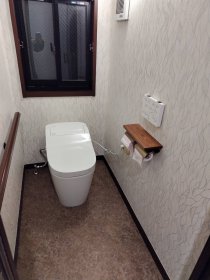中野区 トイレ交換工事、内装パック(クロスと床