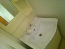 洗面台の収納スペースが足らず、高さが低くて腰を痛めた