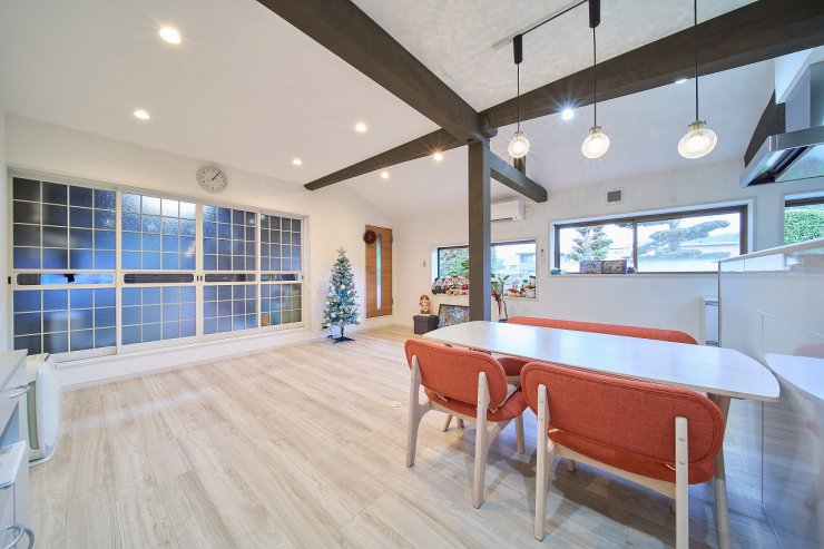 既存の梁や窓枠を活かした古民家リノベーション