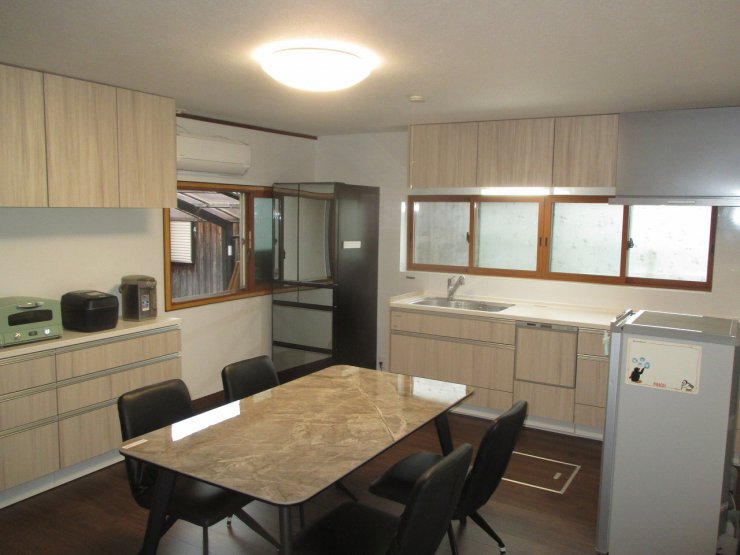 収納たっぷりダイニングキッチンへ