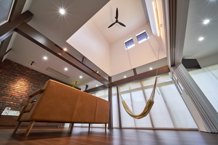 古民家を吹き抜けのあるモダンリビングにリノベーション