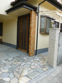栃木県の玄関アプローチ・外壁塗装「割り石でオシャレな」